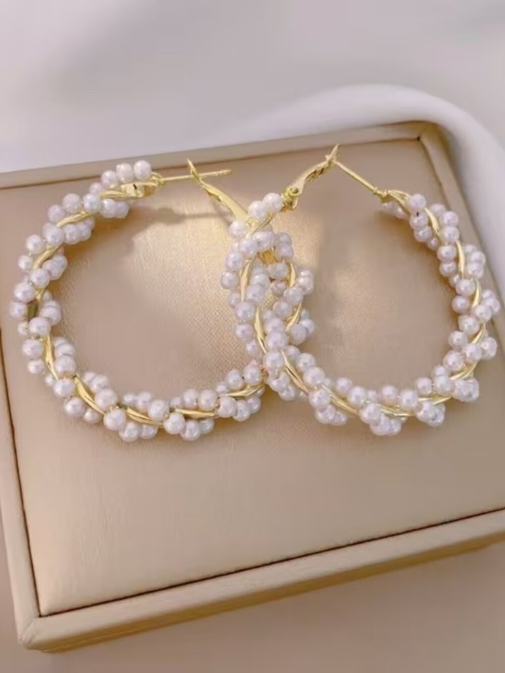 🆕 Elegant Twisted Pearl Hoop Earrings Gold Tone Minimalist Chic Classic NWOT